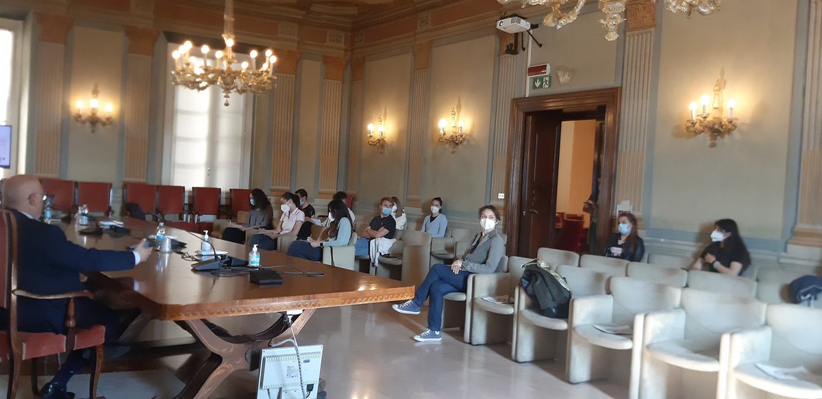 CCIAARIVLIG's tweet photo. Oggi ospitiamo studenti del #Disfor @unige in visita a Savona
#cciaarivlig Il nostro Segretario @marcocasarino illustra il ruolo delle #Cameredicommercio con focus sui servizi @PID_CamCom #puntoinpresadigitale a cura di @lorisprette del ns team #digitalpromoter https://t.co/Dhba6NS0Lr