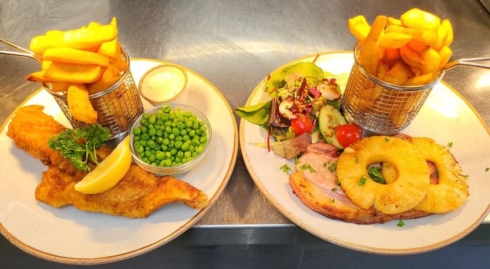 Who fancies a spot of lunch or dinner with us today? 
Book now by calling us on 01572 822477 or email info@marquessexeter.co.uk
#uppingham #rutland #rutlandwater #oakham