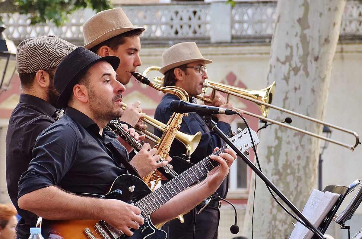 NavasCC's tweet photo. Avui, us esperem a les⏰12.30h a la Pl. Ferran Reyes per a gaudir de la #música amb MEN IN SWING JAZZ BAND🎶 #PrimaveraNavas
@CcivicsBCN @BCN_SantAndreu @pdcnavas @sortimbcn https://t.co/yLrjTnCIvx