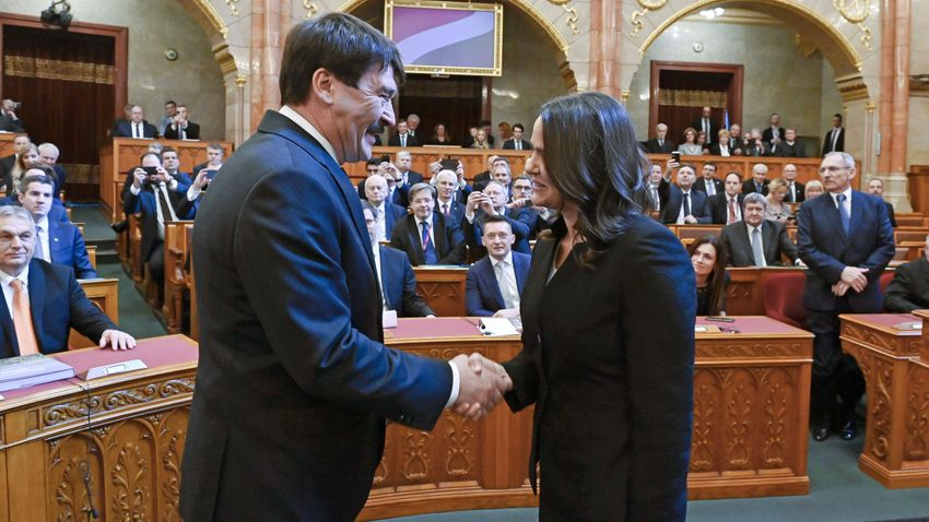 FilosofiaPolti's tweet photo. OjO. La ex ministra de Familia, Katalin Nóvak, se convierte oficialmente en Presidenta de #Hungary 🇭🇺. Será así la primera mujer en ostentar el cargo y las más joven en hacerlo. 

Hungría tendrá una presidenta cristiana, pro-vida, anti-inmigración y pro familia. https://t.co/SMl8VHJNfe