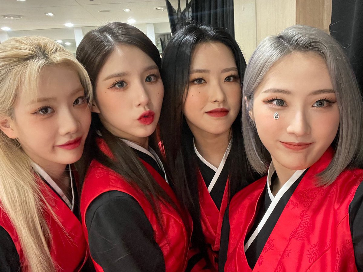 GAINORBlT's tweet photo. rt/like if you stan loona 🌙

heejin
hyunjin
haseul
yeojin
vivi
kim lip
jinsoul
choerry
yves
chuu
gowon
olivia hye

follow everyone who liked &amp; rted and reply to gain more!

#LOONA @loonatheworld https://t.co/FFjOvnnwAH