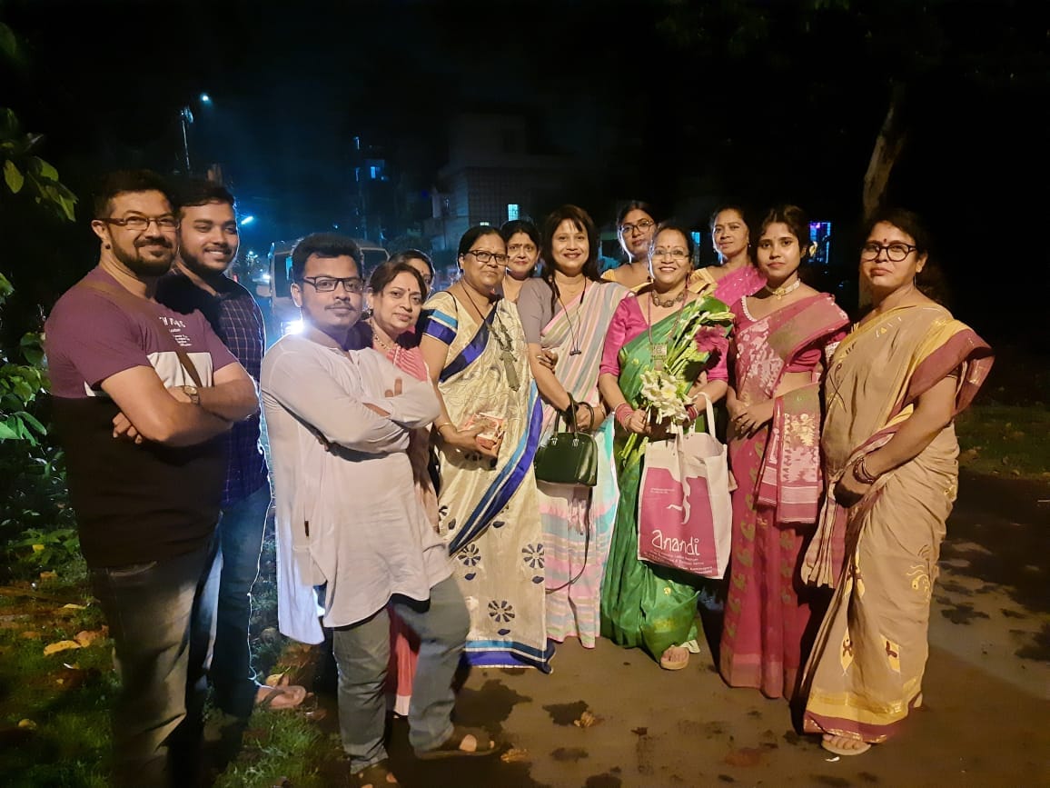 aamarkalyani's tweet photo. আমার কল্যাণী র সদস্য ...সদস্যা রা কবিগুরুর ১৬১তম জন্মশতবর্ষে সঙ্গীত ,আবৃত্তি ,নৃত্যের মাধ্যমে শ্রদ্ধার্ঘ্য অর্পণ করলো । সামাজিক কাজের সাথে সাথে সামনে চলতে থাকে আমার কল্যাণী র সাংস্কৃতিক কর্মসূচী । সংস্কৃতি র আলো আলোকিত করুক সকলের মনন ,চিন্তন । https://t.co/rXjnwEfs3e