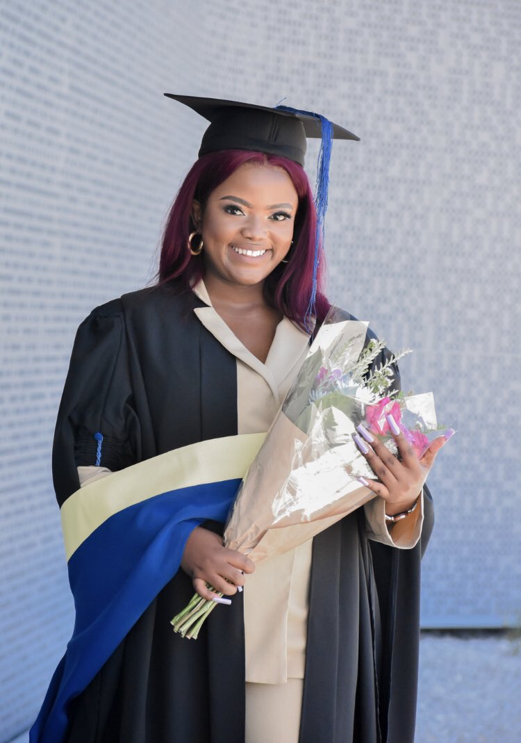 thandooo_k's tweet photo. We graduated the other day. 👩🏽‍🎓🥰

#graduation2022 #PEtwitter https://t.co/fq5B8BKtSp