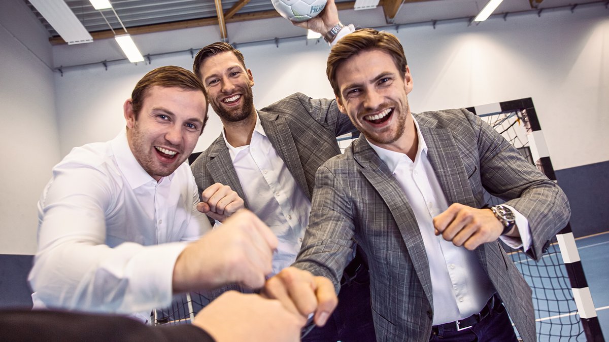 thw_handball's tweet photo. Vom Gegner gefürchtet, von uns geliebt: Unsere Jungs gehen heute mit viel Selbstvertrauen ins Viertelfinale gegen PSG. Kein Wunder, könnten sie mit den @walbusch Outfits locker auch in einer Pariser Fashionshow mitlaufen, oder? #WirSindKiel #walbusch #fürallediewasvorhaben #ehfcl https://t.co/OWrynSKQyj