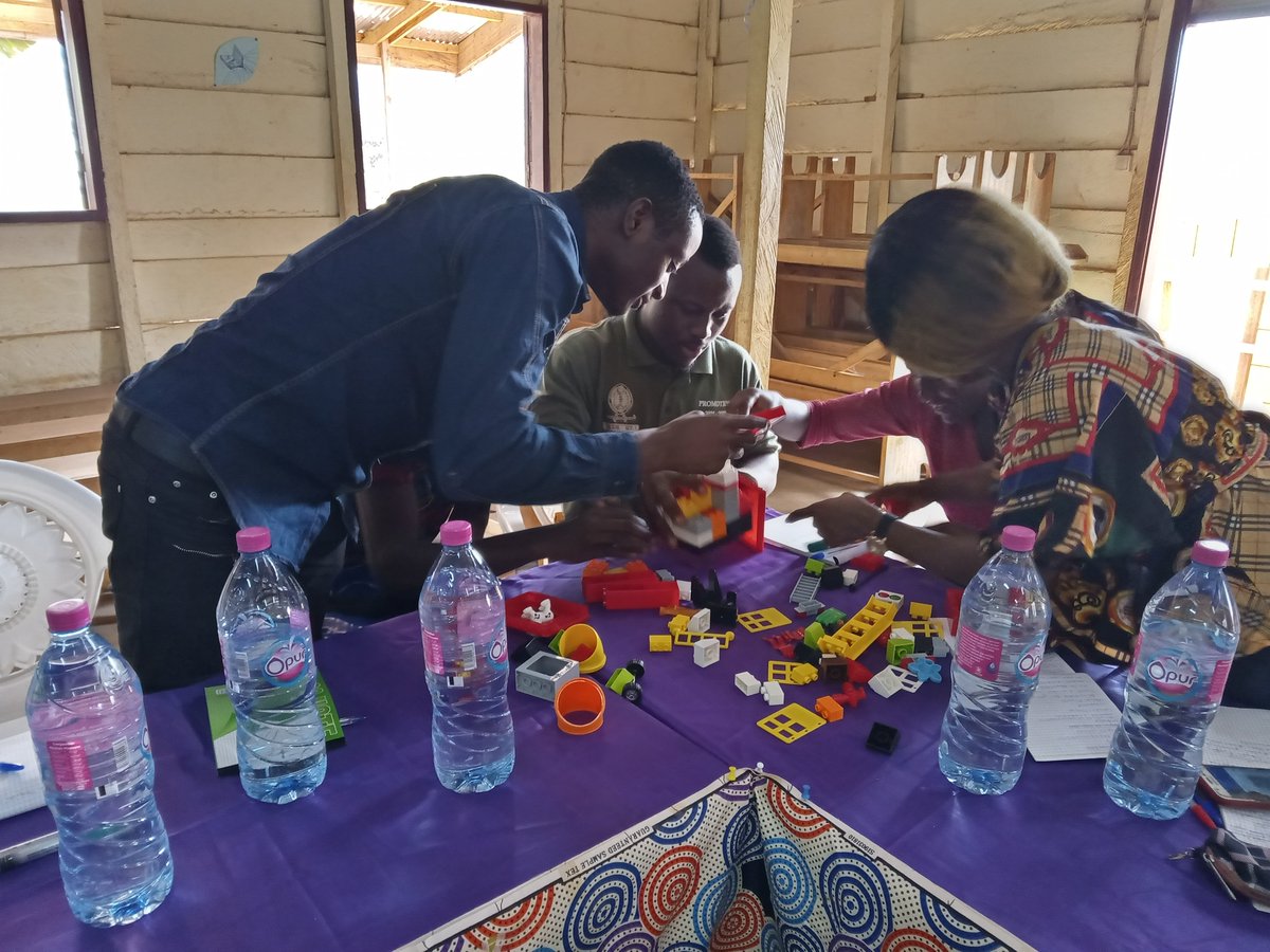 PaeEssamba's tweet photo. Réussir les relations humaines et sociales grâce aux Soft Skills tel a été le défi du PAE ESSAMBA, avec l’organisation du Séminaire sur : « Développer les Compétences Sociales pour une meilleure transformation sociale de nos communautés », du 18 au 19 Février 2022 à Yaoundé. https://t.co/6FaDOstktf