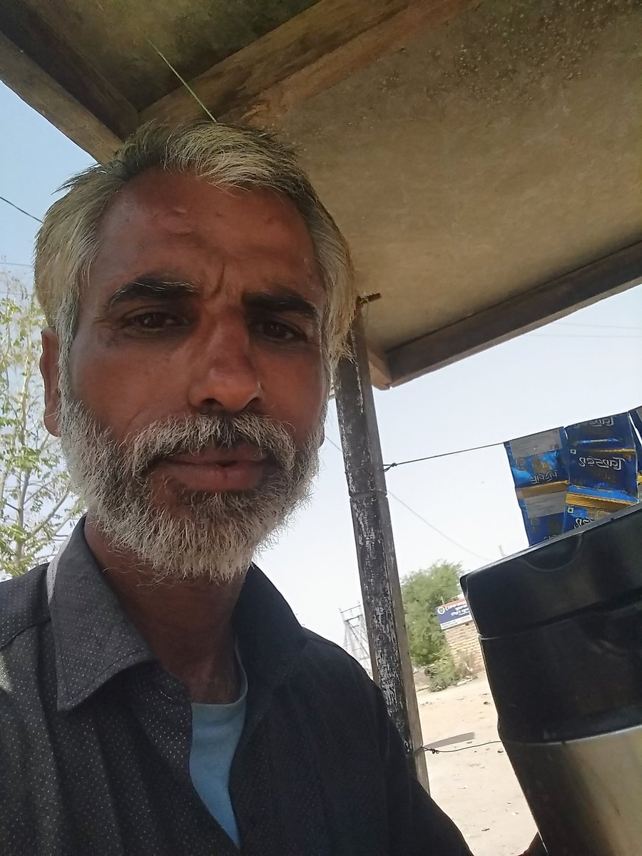 Shyamla09757743's tweet image. श्रीमान प्रधानमंत्री जी आपको प्रणाम करता हूं श्यामलाल चौधरी जोधपुर आदर्श क्रेडिट मल्टीस्टेट सोसाइटी पीड़ित एडवाइजर4साल गुजर गए मेरा औरमेरे निवेशकों का पैसा नहीं मिल रहा मरने जैसे हालात चल रहे परिवार का खर्चा चलाना मुश्किल होगया इतनी गर्मी के अंदर रोड पर एक ठेला पर चाय बेच रहा हूं