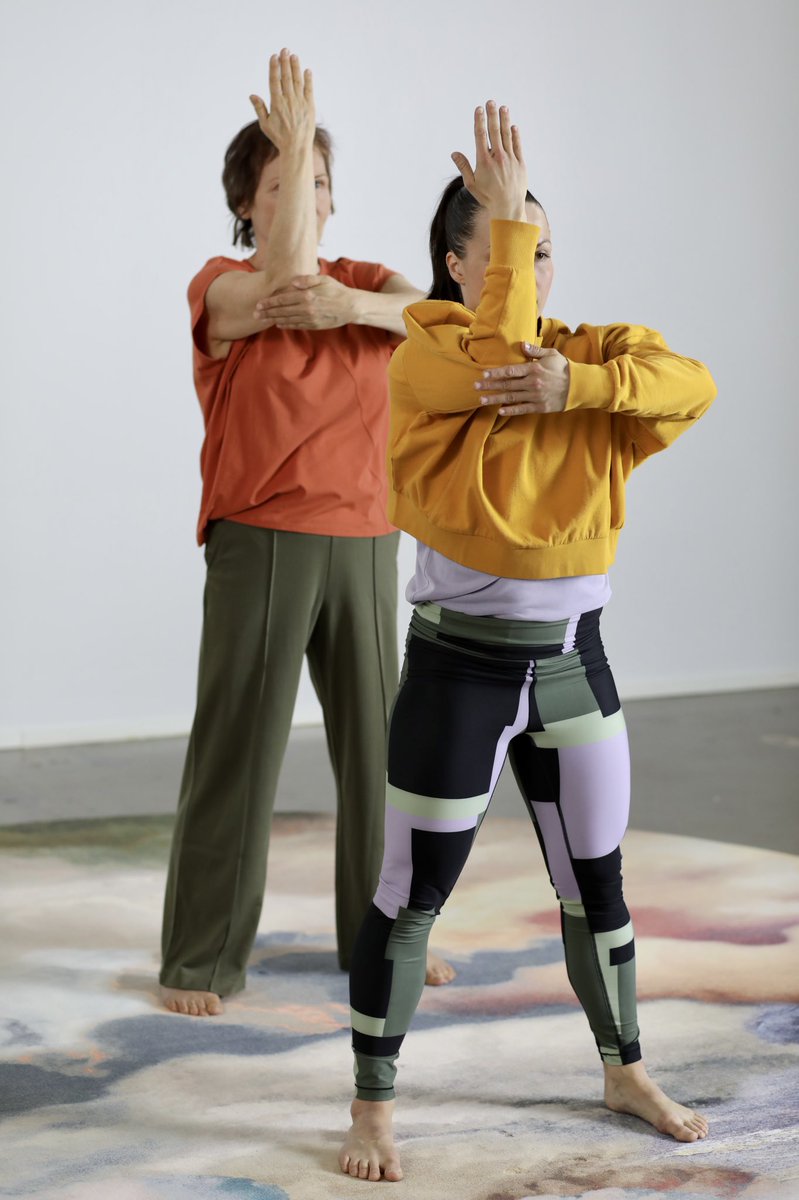 Pian pääsemme katsomaan, kuinka nämä taitavat tanssijat opastavat meitä liikkumaan Juuret-teoksen liikemateriaalin tahdissa. Tämän päivän kuvauksissa olivat mukana myös Skanno, Stockmann sekä Kaapelitehdas, iso kiitos heille! 🥰

#skanno <a href="/StockmannFI/">Stockmann</a> <a href="/kaapelitehdas/">Kaapelitehdas</a>