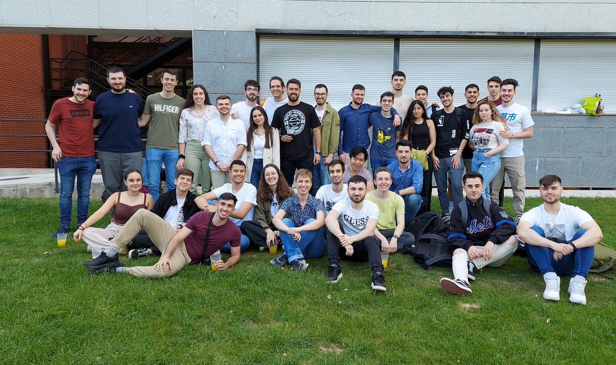 Faltan unos exámenes y los TFGs para que tengamos nuestra primera promoción en Ingeniería de la Ciberseguridad. Os deseamos todo tipo de éxitos en el futuro, en lo personal y en lo profesional, ha sido un placer compartir estos años con vosotros y os vamos a echar mucho de menos.