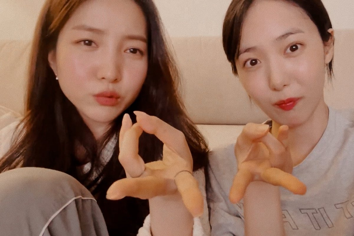 voosthl's tweet photo. โฅโ ๐ฅป '๋๋ฃจ์๋ฐฉ' Sowon Vlive with Sinb ๊.๐ฃ ฬธ 2
#์ฌ์์น๊ตฌ #SOWON #SINB #WONB https://t.co/qLfR43fwRk