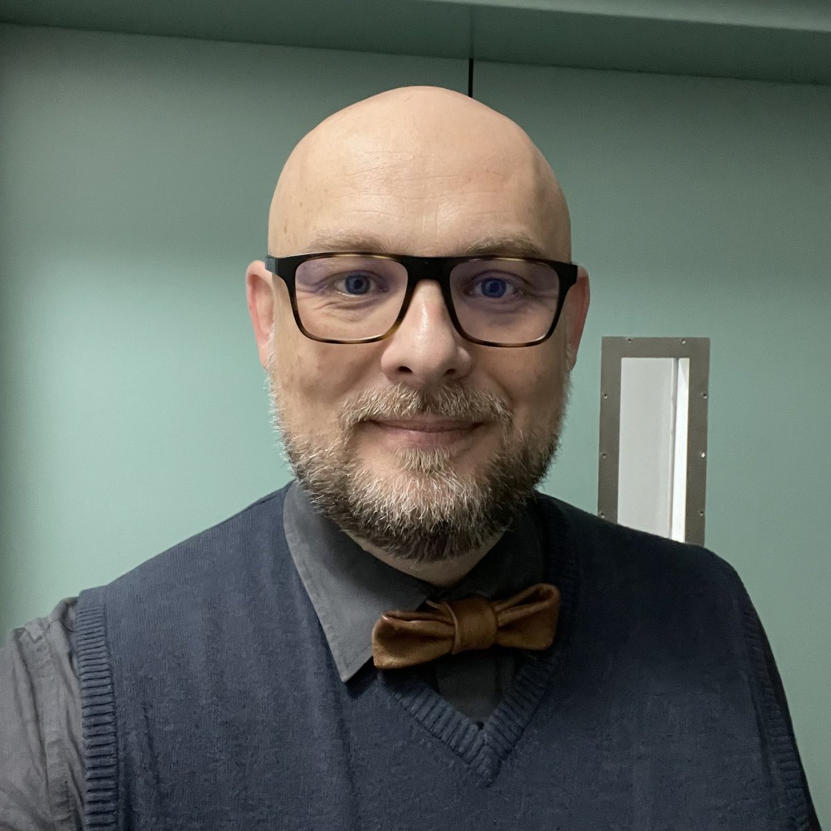 absolutwillie's tweet photo. Well this was... an experience. #PhD Proposal defended to... some effect? Blessings upon my supervisor and #PGCEmix of 2017 (bowtie realness; always near my heart). Now we wait. #phdlife #TRPGs #TTRPG #metacognition https://t.co/2zGKiLM3d5