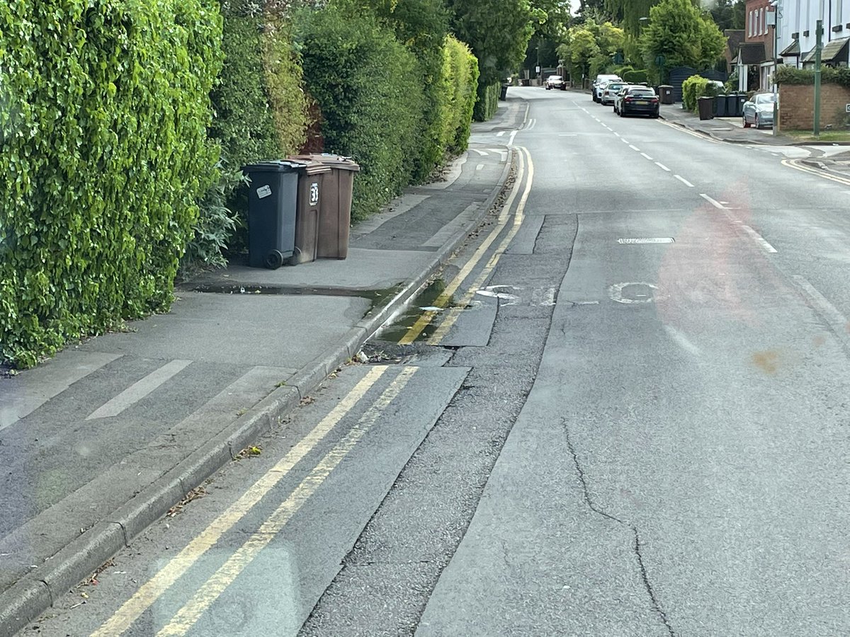 Ryan_ashley92's tweet photo. @stwater leak from stop cock. Kenilworth Road, opposite the Esso Garage https://t.co/eBhkebAyYZ