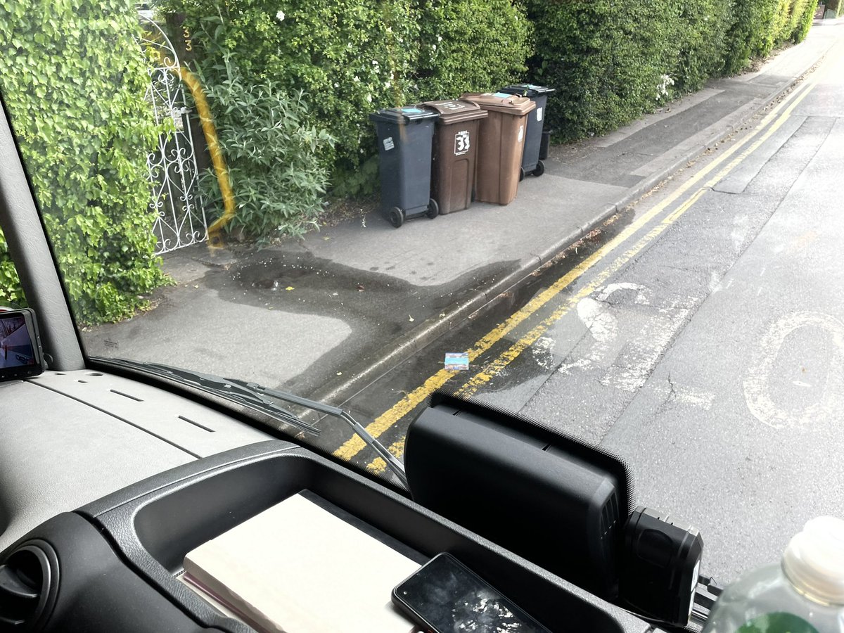 Ryan_ashley92's tweet photo. @stwater leak from stop cock. Kenilworth Road, opposite the Esso Garage https://t.co/eBhkebAyYZ