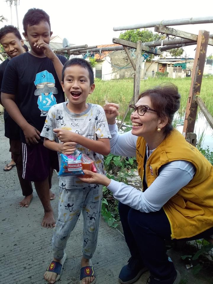 Zedrlq's tweet photo. Bahagianya berbagai kasih Hanura, sebagai wujud kerja kongkrit partai Hanura. Hanura harus berada di tengah2 rakyat
#HanuraAdaUntukRakyat https://t.co/yDjqqnEeKN