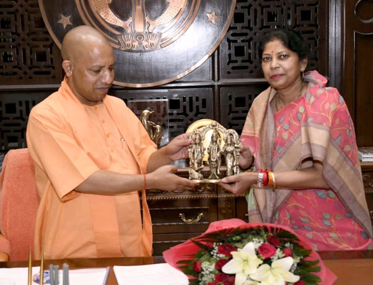 anupamanbsr's tweet photo. कल लोकभवन लखनऊ में यशस्वी मुख्यमंत्री आदरणीय श्री @myogiadityanath जी महाराज से भेंट कर आशीर्वाद लिया तथा पुनः मुख्यमंत्री बनने पर बधाई दी। झांसी जिले के विकास के विषय पर चर्चा की व ज़िले में CWC के वेयर हाउस हेतु ज़मीन उपलब्ध कराए जाने पर मा. मुख्यमंत्री जी का आभार व्यक्त किया.. https://t.co/JISKu0Gglg
