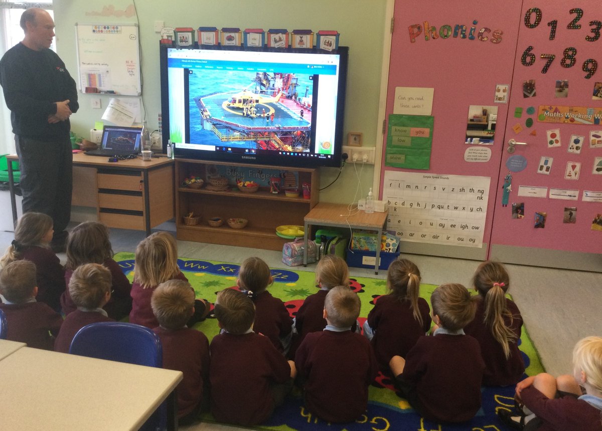 AlburghCE's tweet photo. A huge thank you to @flyer152 who gave up his time to come and talk to #AcornsClass this morning to tell us all about his job as a #helicopter #engineer 🚁 The acorns loved it and learnt lots! https://t.co/YIkNvmXgsM