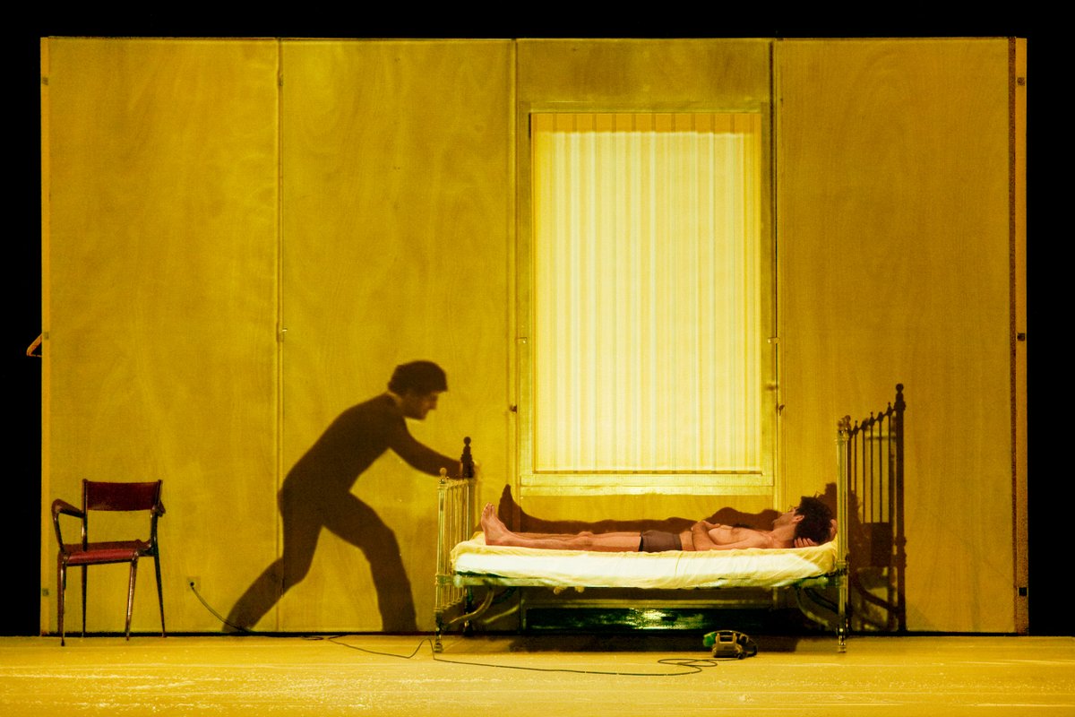 Retrouvez "SEULS" de #WajdiMouawad demain et après demain au <a href="/TheaAngouleme/">Théâtre d'Angoulême</a>. Il reprend ce solo bouleversant et introspectif autour de la figure du fils ! Un évènement
Il reste des places theatre-angouleme.org
05 45 38 61 62
©Thibaut Baron
#lacolline #theatredelacolline