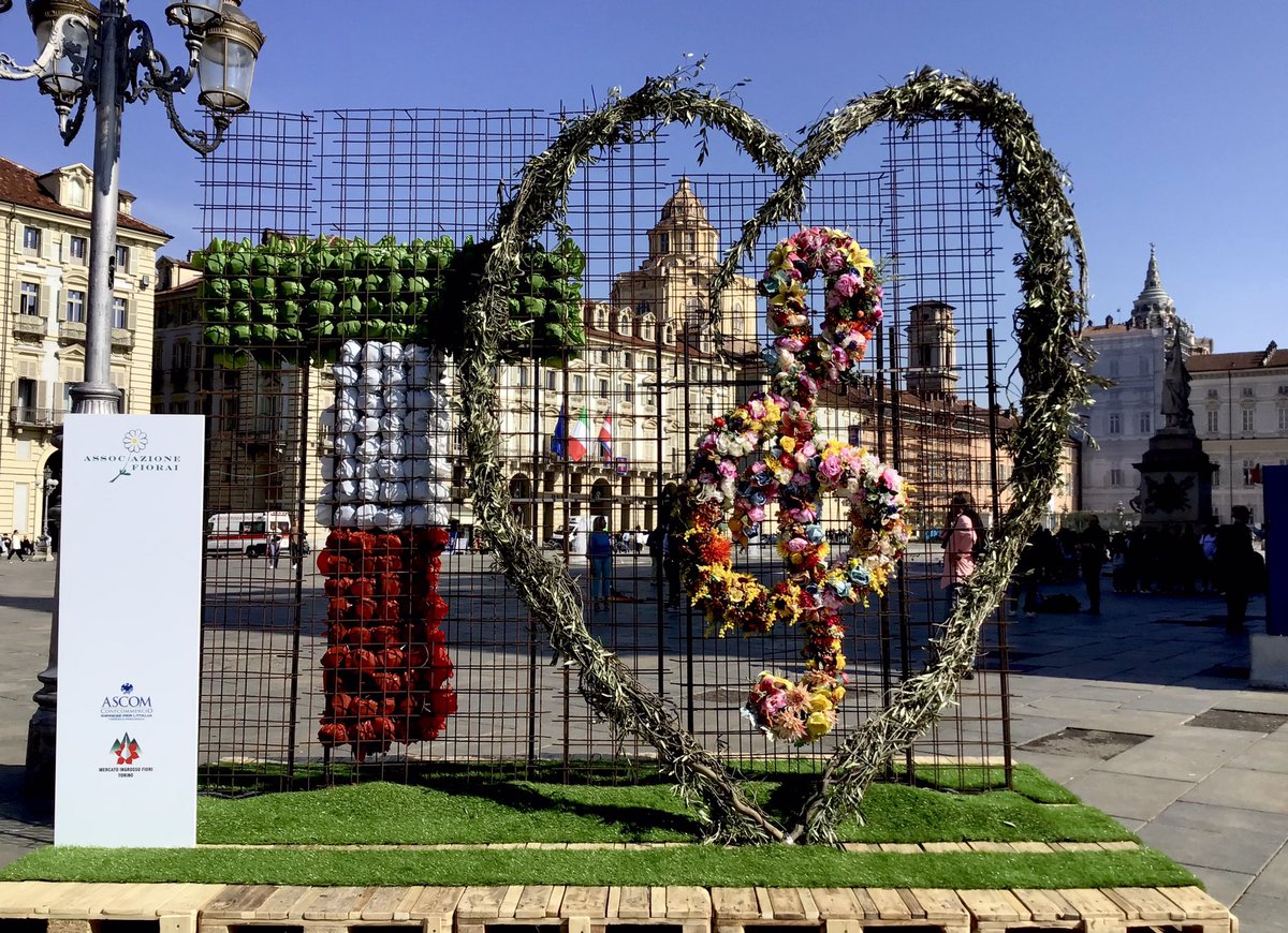 Anche l’Associazione Fiorai di #torino, con il sostegno di Ascom-Confcommercio Piano Di Sorrento, ci ricorda con questa delicata installazione in piazza Castello che la città ospita l’EurovisionSongContest.

<a href="/turismotorino/">Turismo Torino</a> <a href="/twitorino/">Città di Torino</a> <a href="/AscomTorino/">Ascom Torino</a> #turin #musica #music #ascom