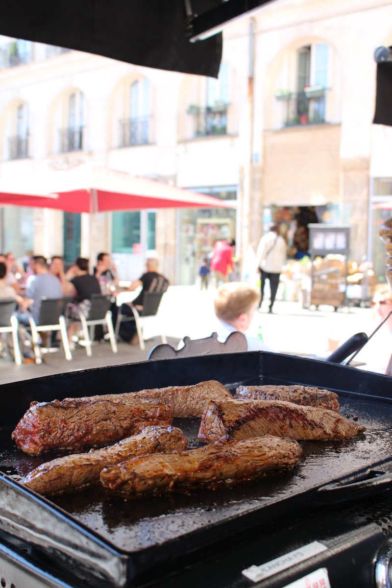 viandeorrouge's tweet photo. [Astuce plancha 💡]
Pour une cuisson parfaite des viandes Or Rouge, la plancha doit être bien chaude.
Chauffez votre plancha à 250°. 👌🏼🌡
#orrouge #viandeorrouge #recette #gastronomie #astuce #degustation #food #meatlover #plancha https://t.co/pirjePDXm2