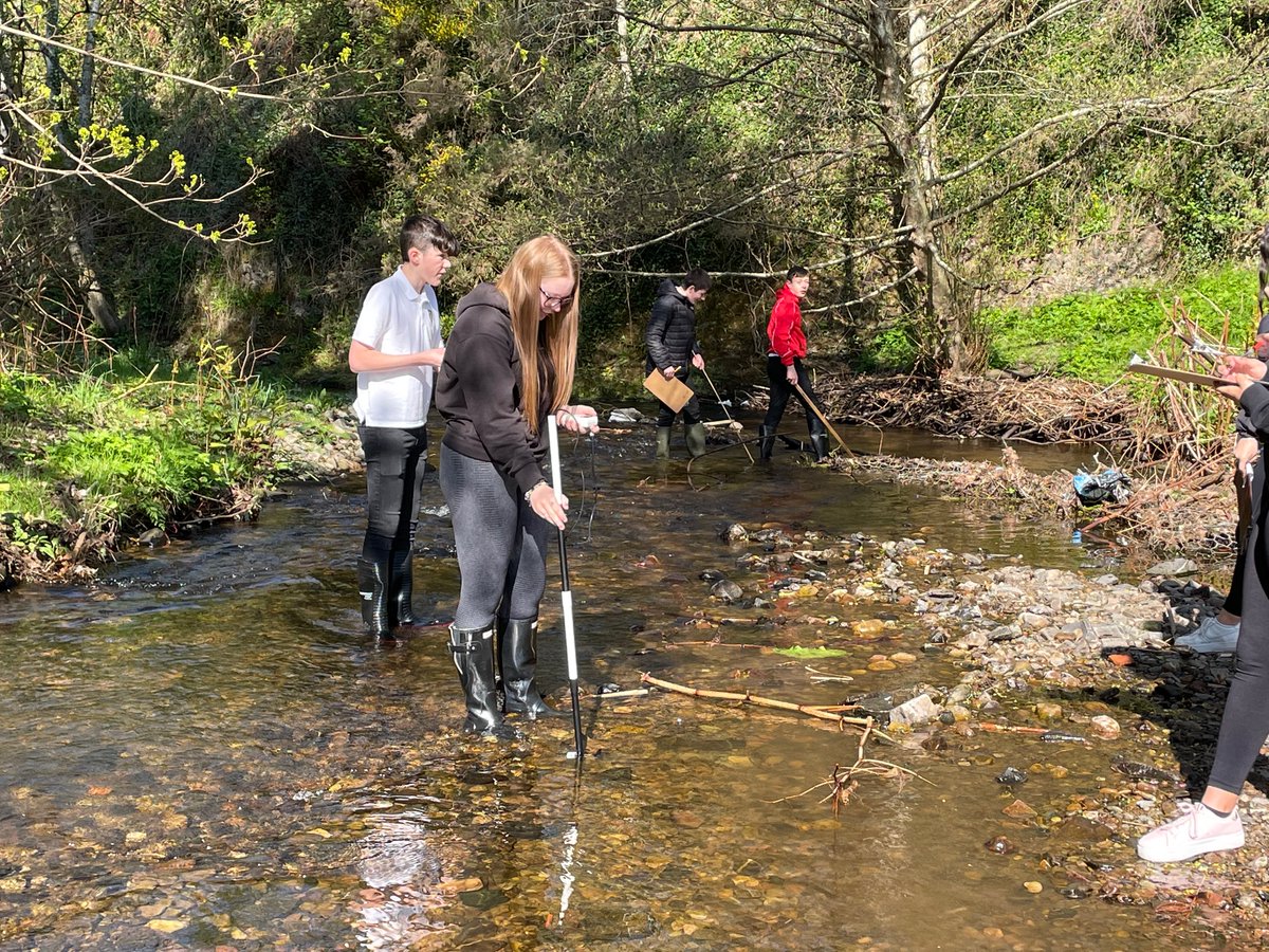 buckiehighgeo's tweet photo. S3 putting their fieldwork skills to good use! We look forward to seeing their processing/analysing skills develop as they complete their river investigations 📋🔍 https://t.co/B0PQSX7haV