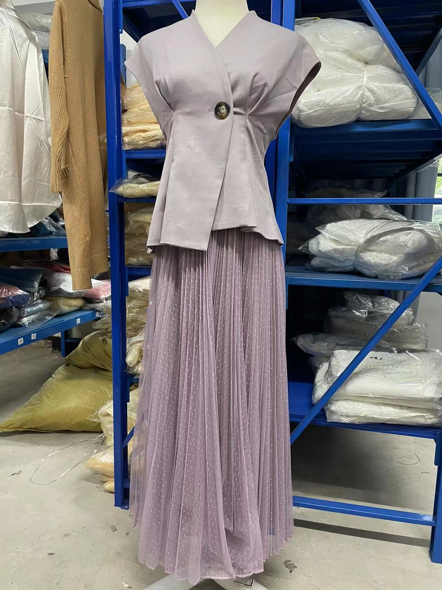 fubail_service's tweet photo. クラシックジレジャケット＆プリーツスカートセット

商品コードf3671のブラックとLAVの実物写真です。
スカートのインナーはショット丈とミディアム丈2点が付きで、着かえ可能です。
ご参考になれば幸いです。

https://t.co/gOJ5Hq53Bm

#おしゃれさんと繋がりたい https://t.co/TnfQPeMYFA