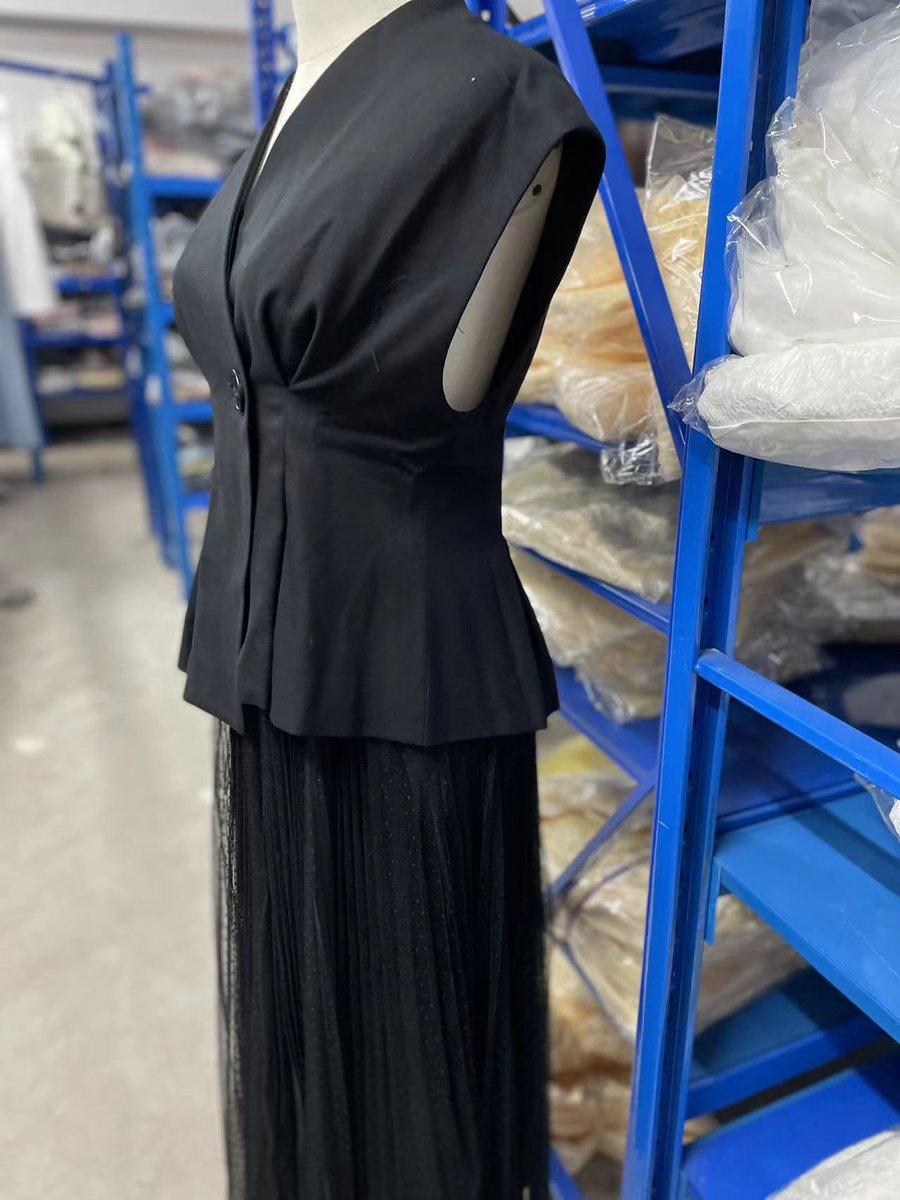 fubail_service's tweet photo. クラシックジレジャケット＆プリーツスカートセット

商品コードf3671のブラックとLAVの実物写真です。
スカートのインナーはショット丈とミディアム丈2点が付きで、着かえ可能です。
ご参考になれば幸いです。

https://t.co/gOJ5Hq53Bm

#おしゃれさんと繋がりたい https://t.co/TnfQPeMYFA