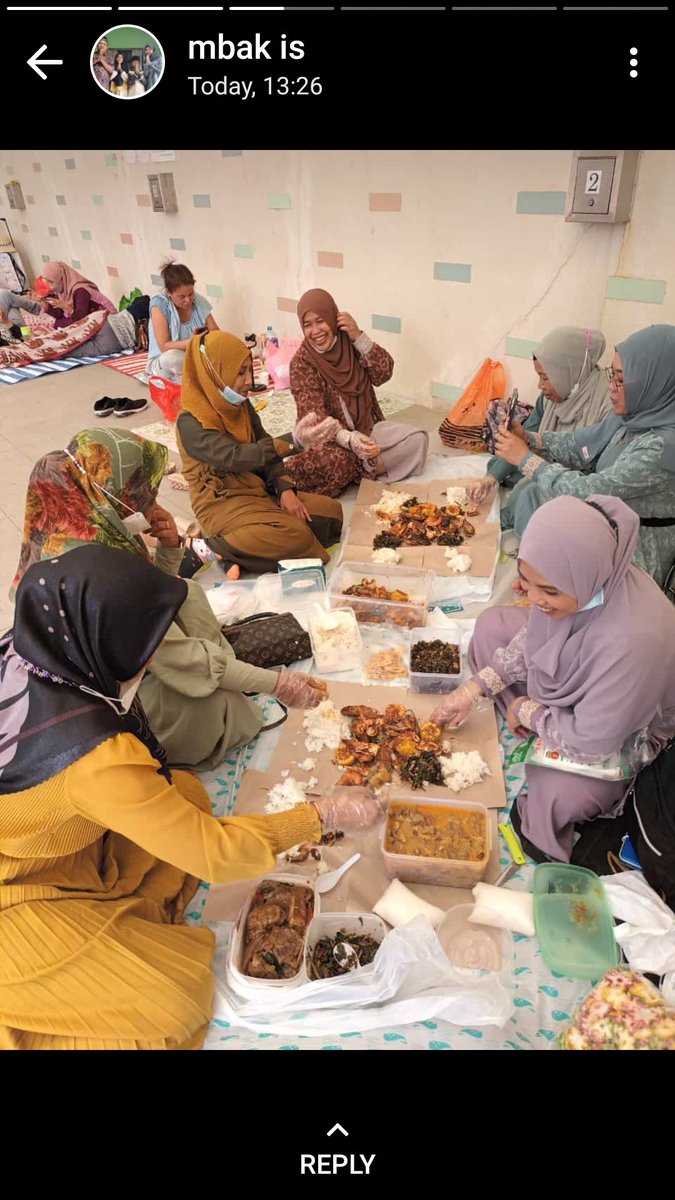Imroatusmalang's tweet photo. Menikmati makan bersama https://t.co/weyHt57HVf