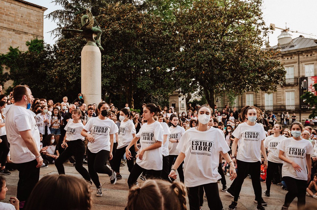 ccaourense's tweet photo. Actuacións de Escuela de Danza Estilo Libre na #noiteDeTendas

Podes ver a galería de imáxenes completa en 
https://t.co/yi67uBeAqW

#ourense #shoppingnightourense https://t.co/nZ6kB0v3d0