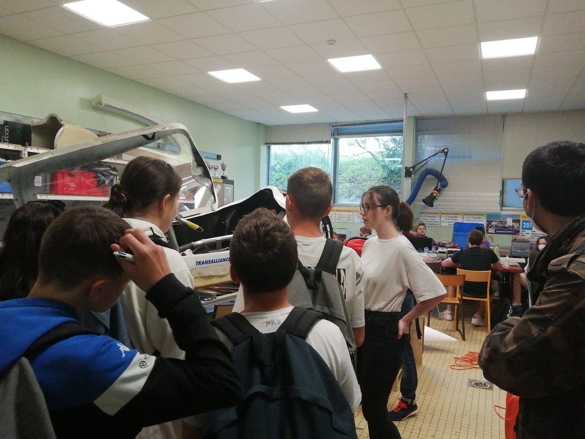Aujourd'hui plusieurs groupes de collégiens sont venus visiter @PolytechNancy. Nous les avons donc accueillis au sein de l'équipe de l'Eco Motion Team afin de leur présenter notre travail ! 🙋🏎
