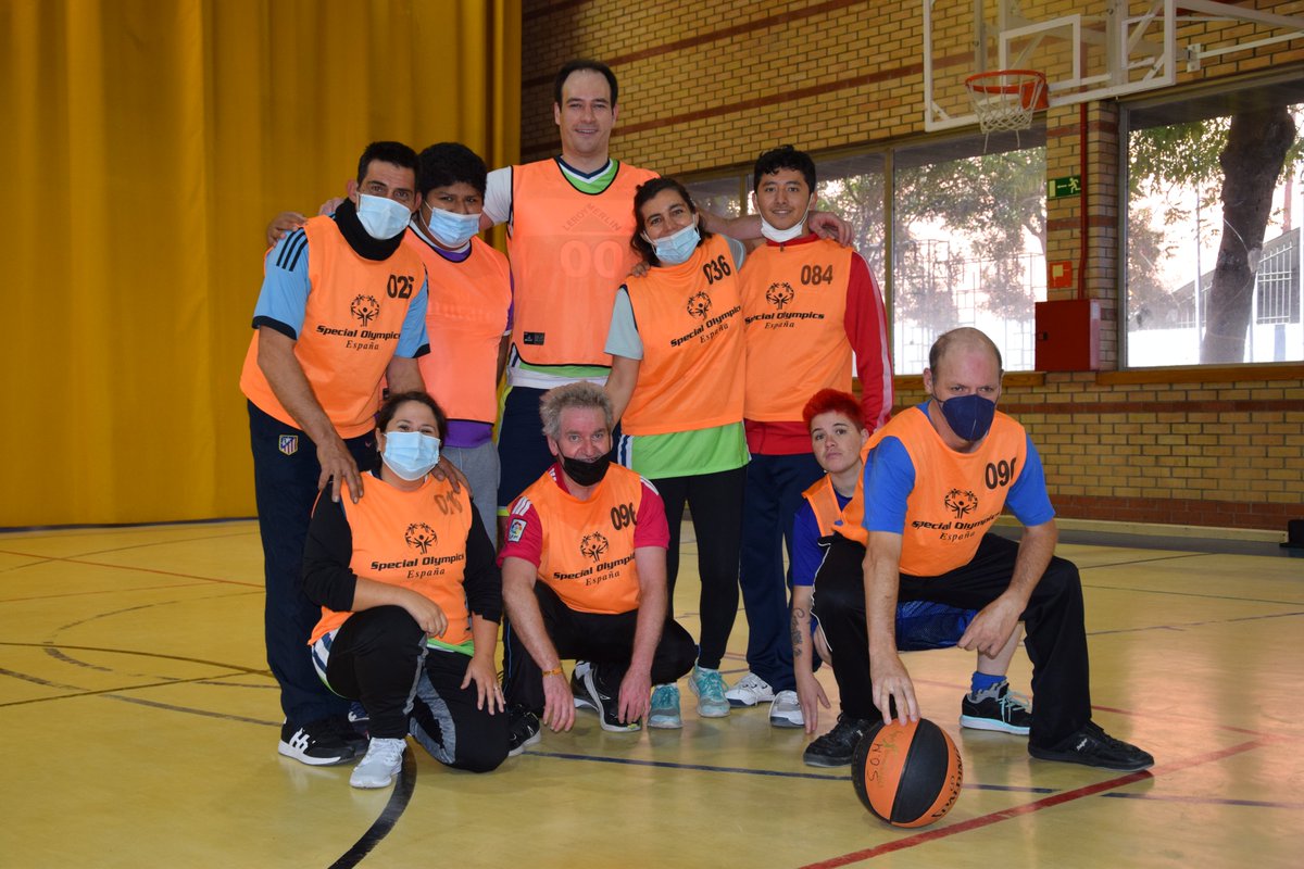 LeroyMerlinCorp's tweet photo. ¡Continuamos con la I Liga de Baloncesto Unificado con @SOMadrid_ y @helpingbydoing! ⛹️‍♀️💚 

Gracias al equipo de @leroymerlin_es por ayudar a cambiar el mundo y a la inclusión a través del deporte 👏 #GrandesCampeonesCapacesDeTodo

➡️Descubre más en: https://t.co/2z2uL8Vth1 https://t.co/wcFfuRxabL