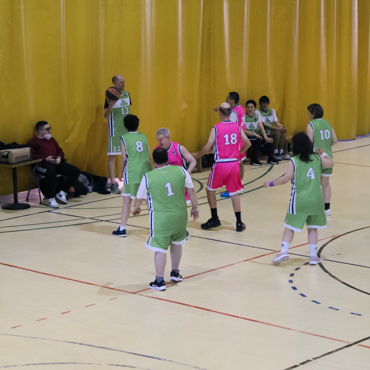 LeroyMerlinCorp's tweet photo. ¡Continuamos con la I Liga de Baloncesto Unificado con @SOMadrid_ y @helpingbydoing! ⛹️‍♀️💚 

Gracias al equipo de @leroymerlin_es por ayudar a cambiar el mundo y a la inclusión a través del deporte 👏 #GrandesCampeonesCapacesDeTodo

➡️Descubre más en: https://t.co/2z2uL8Vth1 https://t.co/wcFfuRxabL