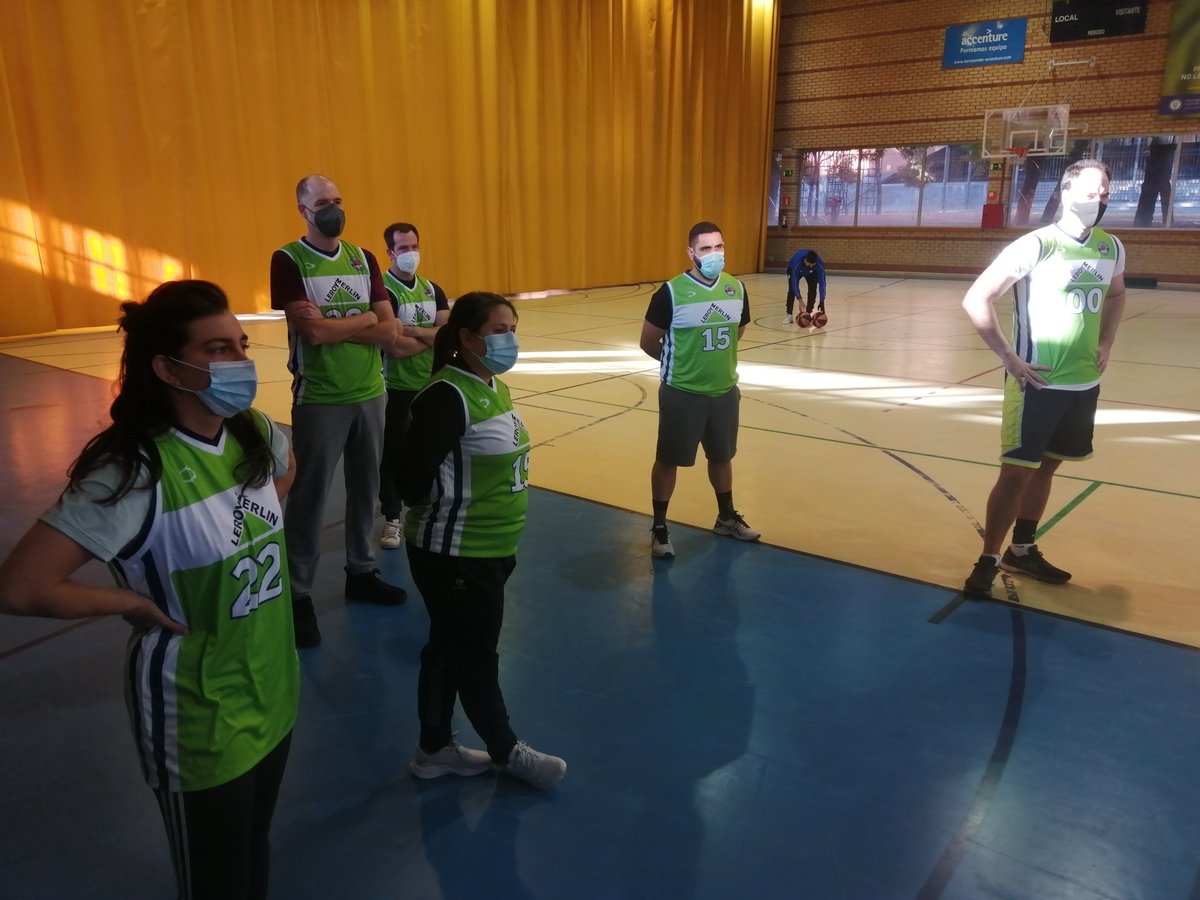 LeroyMerlinCorp's tweet photo. ¡Continuamos con la I Liga de Baloncesto Unificado con @SOMadrid_ y @helpingbydoing! ⛹️‍♀️💚 

Gracias al equipo de @leroymerlin_es por ayudar a cambiar el mundo y a la inclusión a través del deporte 👏 #GrandesCampeonesCapacesDeTodo

➡️Descubre más en: https://t.co/2z2uL8Vth1 https://t.co/wcFfuRxabL