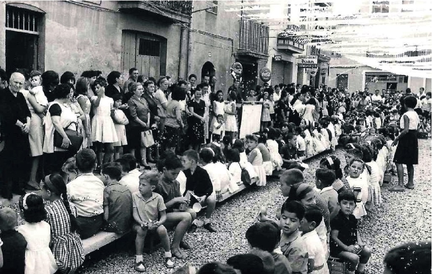 ajmanresa's tweet photo. 💭 L'obra recupera la memòria popular del barri, des de finals del segle XIX fins als nostres dies, a través del relat del veïnat i de les fotografies aportades
🧠 És fruit del projecte “Recordes?” del Pla de Desenvolupament Comunitari de la #FAVM i rep el suport de l’Ajuntament https://t.co/5w8SvPe72I