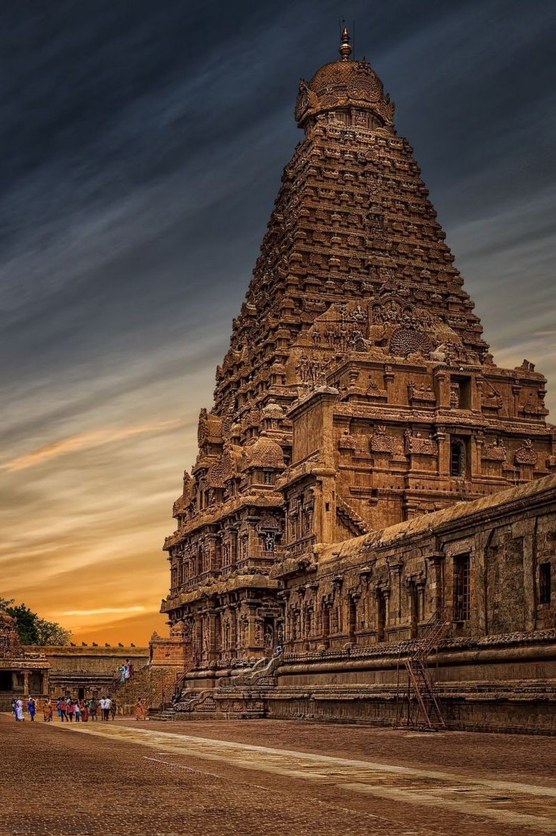 indic_y's tweet photo. @elonmusk @historydefined P.S.
The temple above is Brihadeeswara temple in Thanjavur, Tamil nadu. Built by the Chola king Rajaraja 1 in 1010 CE.  About 650 years before Taj Mahal. https://t.co/KbKIOBnhWG