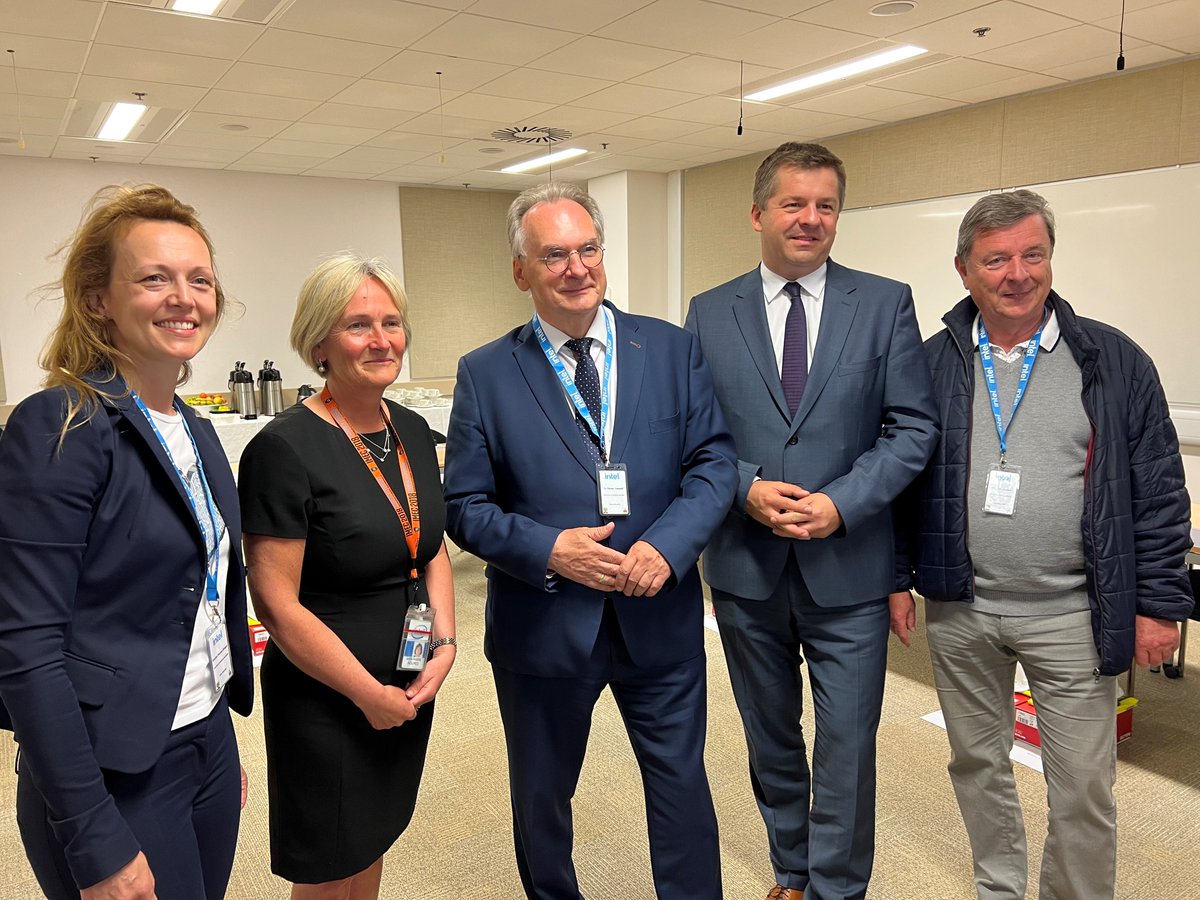Erfahrungsaustausch in 🇮🇪: MP <a href="/reinerhaseloff/">Dr. Reiner Haseloff</a>, <a href="/MWL_LSA/">MWL Sachsen-Anhalt</a> Minister Sven Schulze, Staatssekretär Jürgen Ude &amp; <a href="/Ottostadt/">Ottostadt Magdeburg</a>-OB Lutz Trümper besuchen das <a href="/Intel/">Intel</a>-Halbleiterwerk in Leixlip &amp; sprechen u.a. mit Corporate Vice President Ann-Marie Holmes (2.v.l.) (StK)
#IntelEurope <a href="/Intel_IRL/">Intel Ireland</a>
