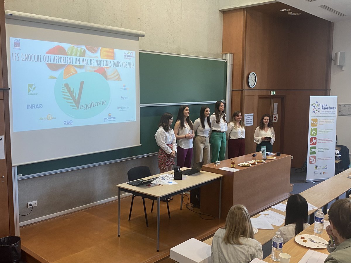 ctcpa_cti's tweet photo. Avant dernière équipe à passer : Veggietavie qui propose des gnocchis aux protéines végétales (pois chiche et pois) ! Le jury a le plaisir de déguster pendant la présentation 🍽

#CapProtéinesChallenge @CapProteines https://t.co/qKGaCmtGKA