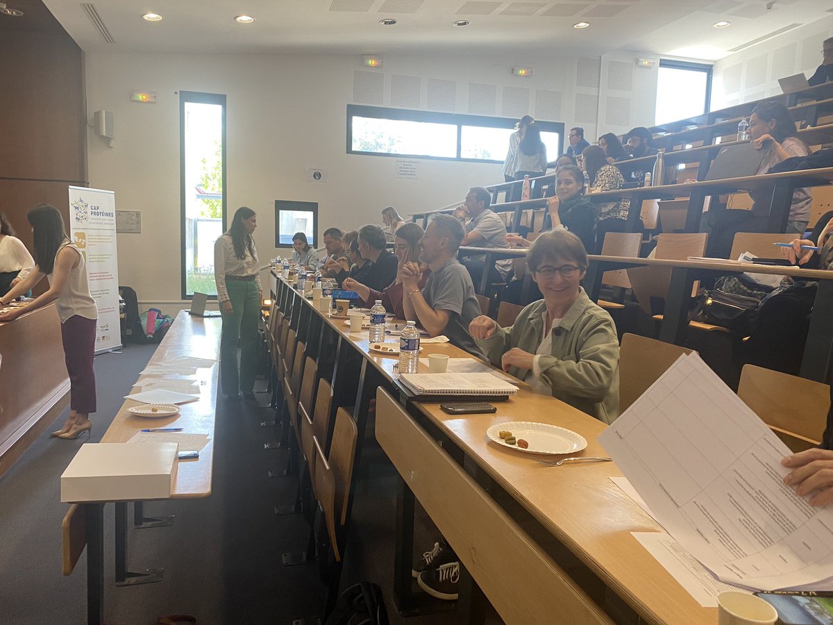 Avant dernière équipe à passer : Veggietavie qui propose des gnocchis aux protéines végétales (pois chiche et pois) ! Le jury a le plaisir de déguster pendant la présentation 🍽

#CapProtéinesChallenge <a href="/CapProteines/">Cap Protéines</a>