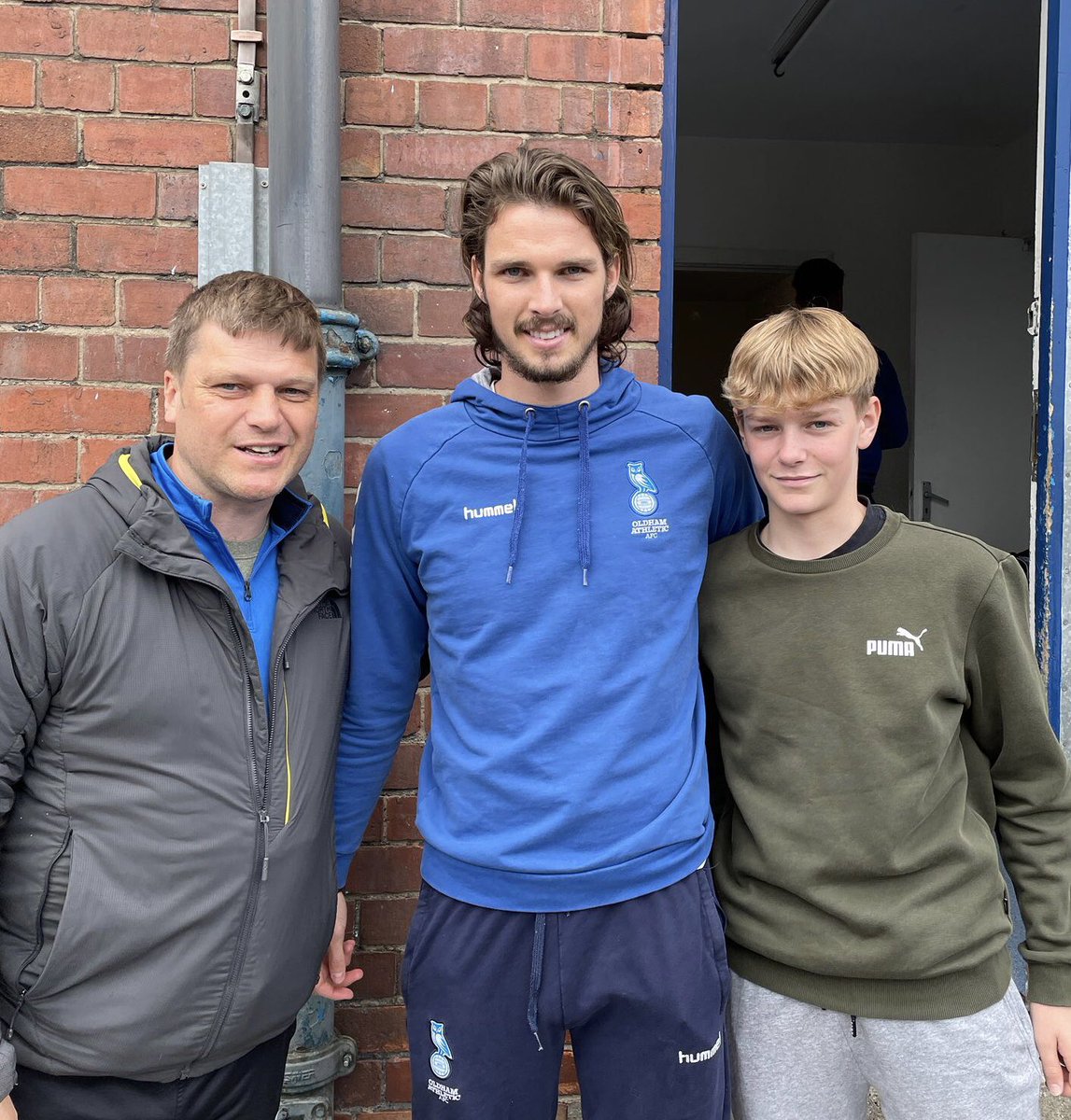 ReedyNo7's tweet photo. Great to meet @Samhart123 on Saturday with my boy #LBR17 @OfficialOAFC’s last match of the season. Cracking lad and wish you all the best for the future, Sam. 🔵🔵🔵⚽️⚽️⚽️👍🏻 https://t.co/U2wNFUsRsQ