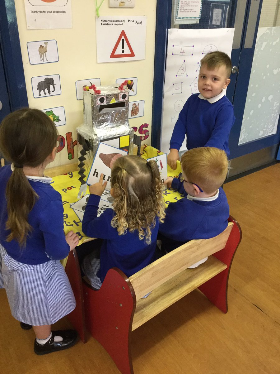 LOInfantS's tweet photo. In nursery we have a new robot called Little Chunks, he is helping the children to learn sound talk. The children have had lots of fun with their phonics this morning. #EYFS #phonics #soundtalk https://t.co/6TPybATRCk