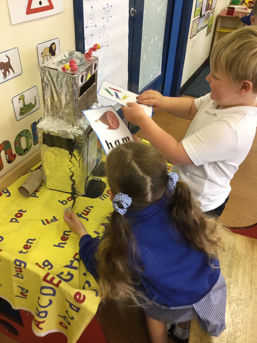 LOInfantS's tweet photo. In nursery we have a new robot called Little Chunks, he is helping the children to learn sound talk. The children have had lots of fun with their phonics this morning. #EYFS #phonics #soundtalk https://t.co/6TPybATRCk