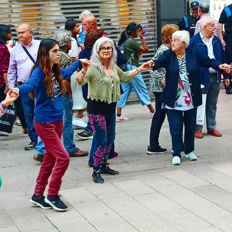 gemma_quer's tweet photo. Ahir dilluns 09 de maig vaig poder gaudir de la ballada de sardanes amb la cobla @ventsderiella
#festamajorlleida2022 #santanastasi #sardanes https://t.co/8YFP8PQxiP