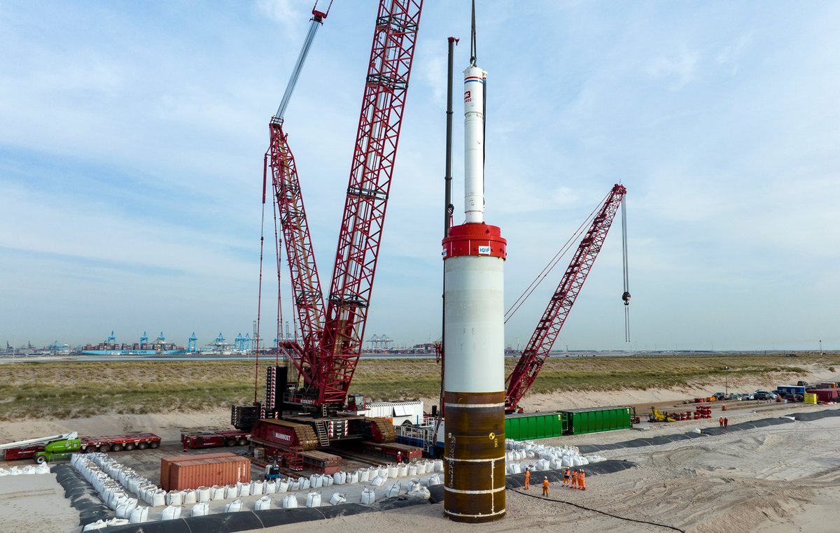 arjanhamoen's tweet photo. De fundering van de eerste windmolen op Windpark Maasvlakte 2 is een feit. Daar is gisteren op het strand de eerste monopile de grond in gegaan. Een mijlpaal voor het bouwproject!
#windparkmaasvlakte2 #Eneco #Rijkswaterstaat #WPMV2 https://t.co/g5GsQ0fsRC