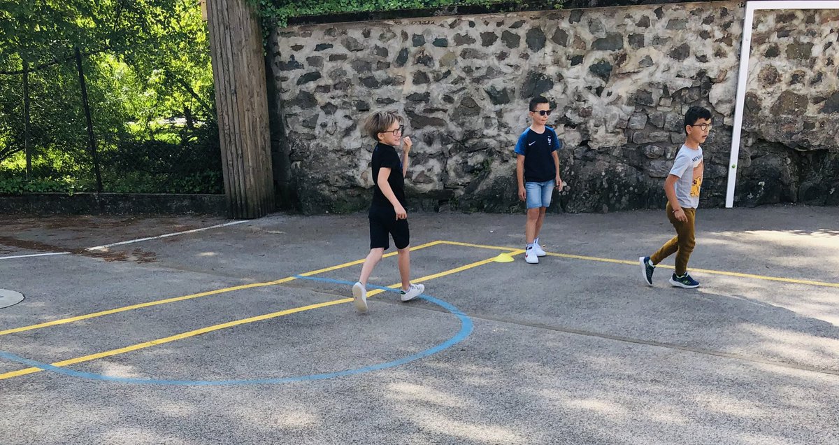 ClairetteVi's tweet photo. @sandravaldenair #APQ30 : féminin masculin singulier pluriel 🧠? 4 coins! Des images! Et courez au bon endroit ! 🏃🏽♀️🏃#pauseactive #EPS @IENLuxeuil https://t.co/eTokw8eYxk
