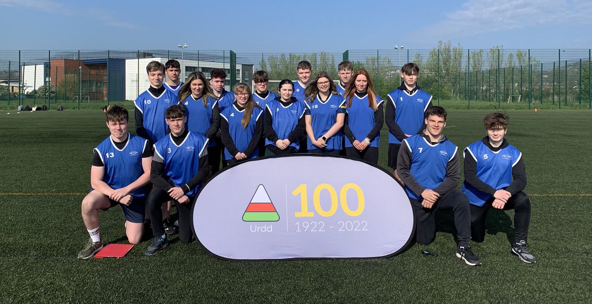 Yn ddiweddar cafodd myfyrwyr chwaraeon y cyfle i ddyfarnu yng nghystadleuaeth pêl-droed merched cynradd @UrddConwy ⚽️💪 Recently the sport learners had the opportunity to referee the @UrddConwy primary school girls football competition ⚽️💪