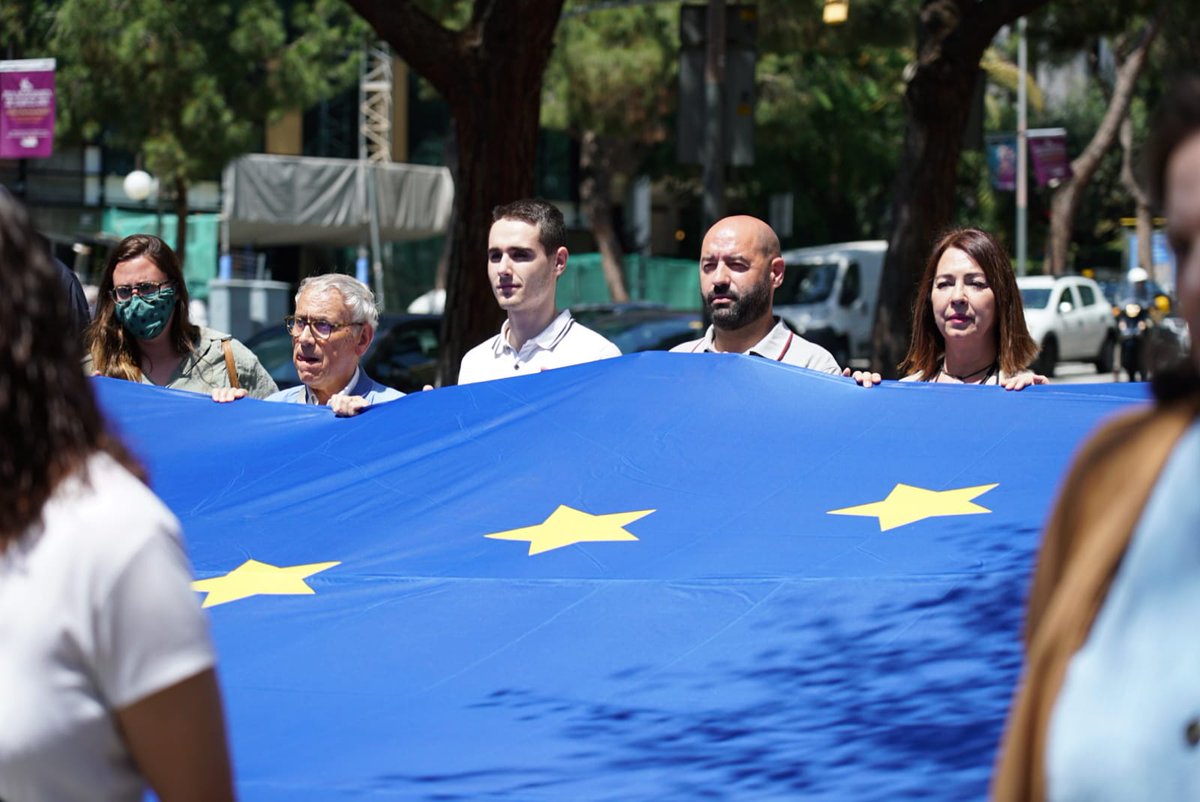 CsLesCorts's tweet photo. 🇪🇺 Nuestra agrupación celebró el #DíaDeEuropa en el Consulado de Ucrania en Barcelona, con @carrizosacarlos, @jordi_canyas y @MLuzGuilarte

Defenderemos siempre la Unión, la Libertad y la Igualdad. Defenderemos siempre los valores de la UE 🇪🇺 https://t.co/RWSiTnM17l
