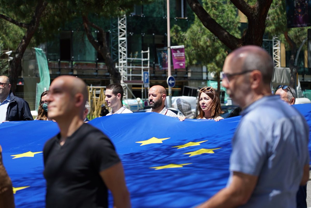 CsLesCorts's tweet photo. 🇪🇺 Nuestra agrupación celebró el #DíaDeEuropa en el Consulado de Ucrania en Barcelona, con @carrizosacarlos, @jordi_canyas y @MLuzGuilarte

Defenderemos siempre la Unión, la Libertad y la Igualdad. Defenderemos siempre los valores de la UE 🇪🇺 https://t.co/RWSiTnM17l