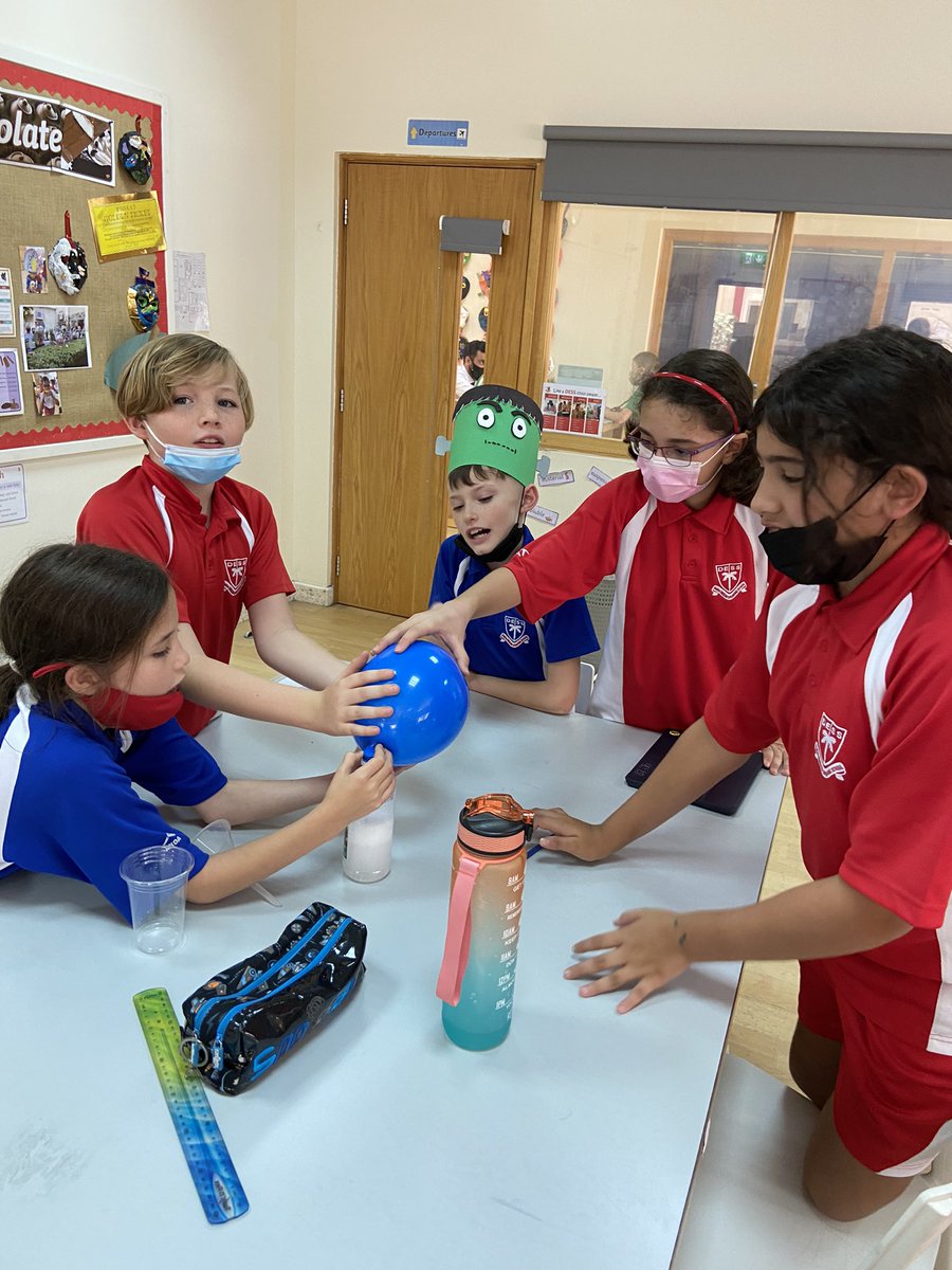 DESSyear5's tweet photo. Solid + liquid = gas!!! Science chemical reactions #DESSyear5red #DESSscience https://t.co/z7GUEyqroJ