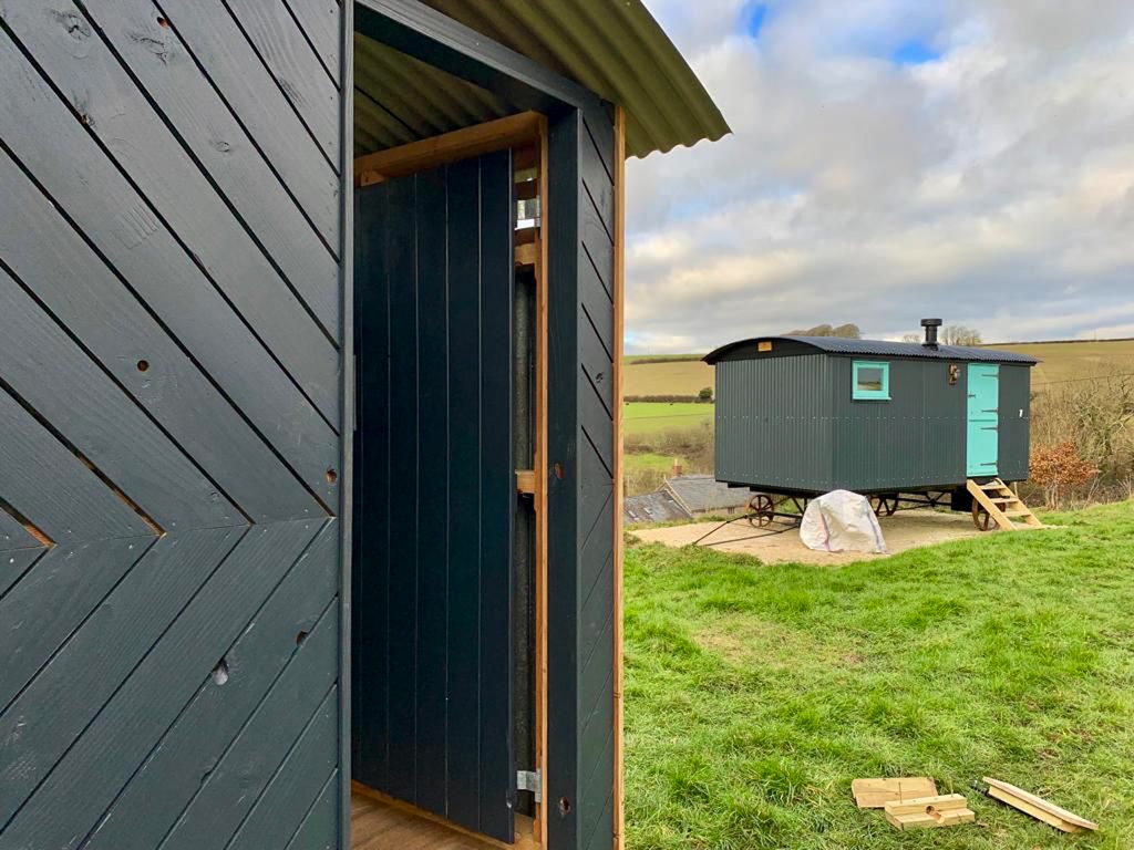 dorset_hutmaker's tweet photo. Been toying with adding more of this style..custom shelters for glamping sites, airbnb homes, quirky accommodations etc. This one was a bespoke bathroom unit however similar could serve for many a use! If you are looking for a little extra space drop us a message for more info 👍 https://t.co/tn00oIkUOK