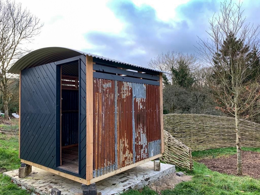dorset_hutmaker's tweet photo. Been toying with adding more of this style..custom shelters for glamping sites, airbnb homes, quirky accommodations etc. This one was a bespoke bathroom unit however similar could serve for many a use! If you are looking for a little extra space drop us a message for more info 👍 https://t.co/tn00oIkUOK