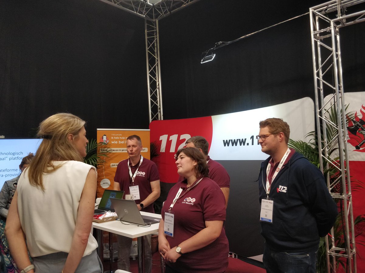 BeSafeBEL's tweet photo. Tijdens de pauze brengt de minister een bezoek aan de vakbeurs Infopol, die tijdens de SEGPOL aan de gang is. Ze bezoekt er enkele van haar partners en ontdekt er enkele nieuwe technologieën op gebied van beveiliging en politieuitrusting. #SEGPOL #INFOPOL https://t.co/fbbrgeUzhI