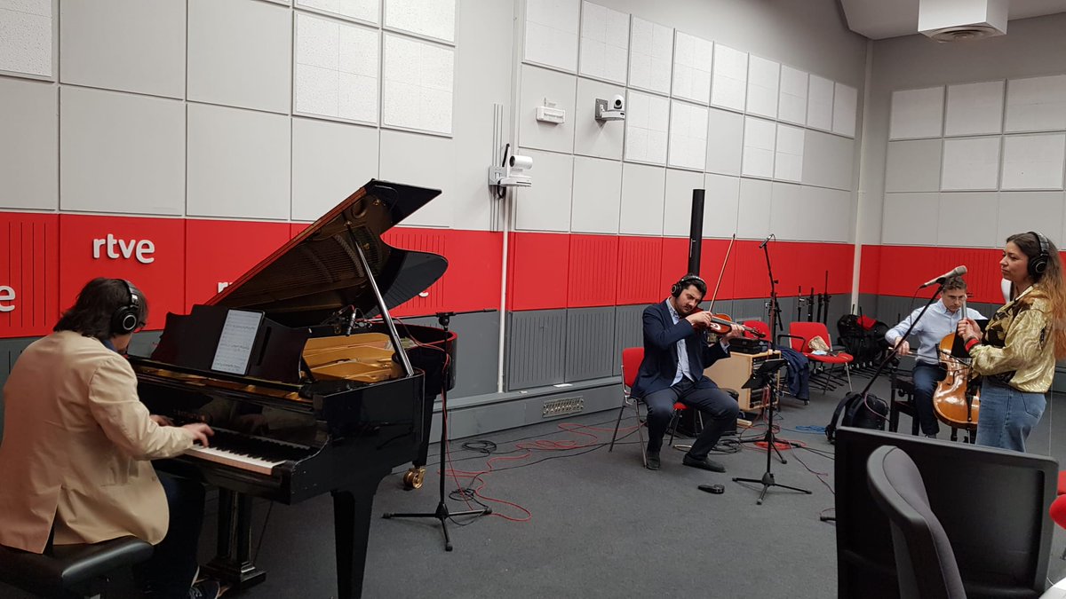 CapoFine's tweet photo. El @trioarbos y @SandraCarrasc0 han estado hoy en el programa @DePeaPaRNE de @rne para hablar de su  último álbum #Boleros, editado por @Sacratif1 e interpretar alguno de sus temas. https://t.co/Z4RZdiG2v7
